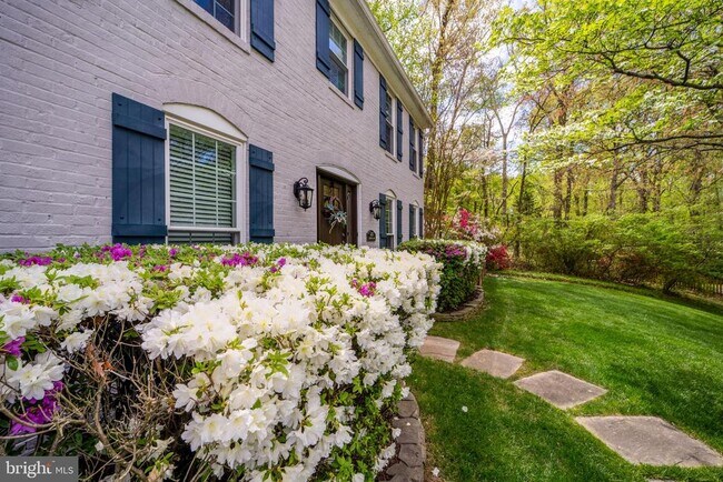 Building Photo - 2235 Abbotsford Dr