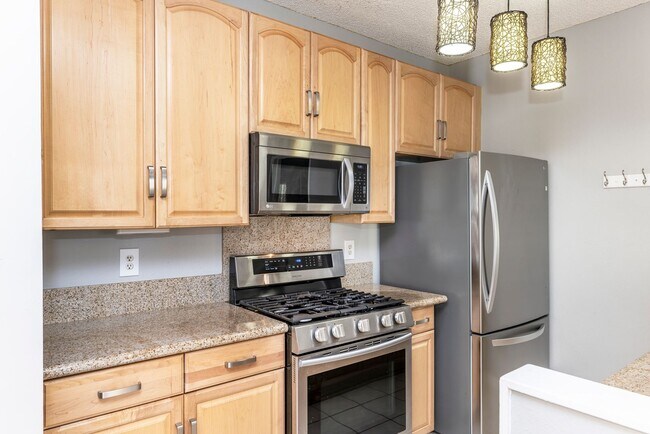 Foto del edificio - Partly Furnished 2-bedroom, 2-bath townhouse in Palm Court in Ewa Beach