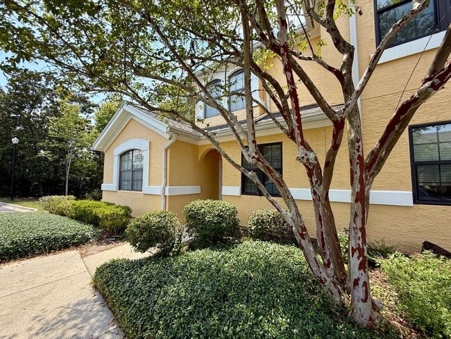 Building Photo - 3 bedroom, 3 bath Luxury Living Along the ...