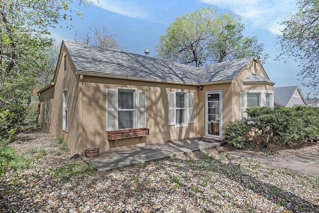Building Photo - Location! Location! Location! "Charming 2-...