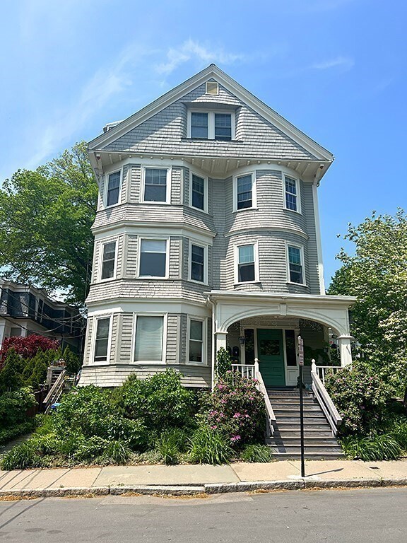 Building Photo - 70 Perry St