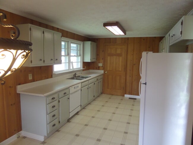 Building Photo - Nice 2 bed 1 bath brick ranch located in M...