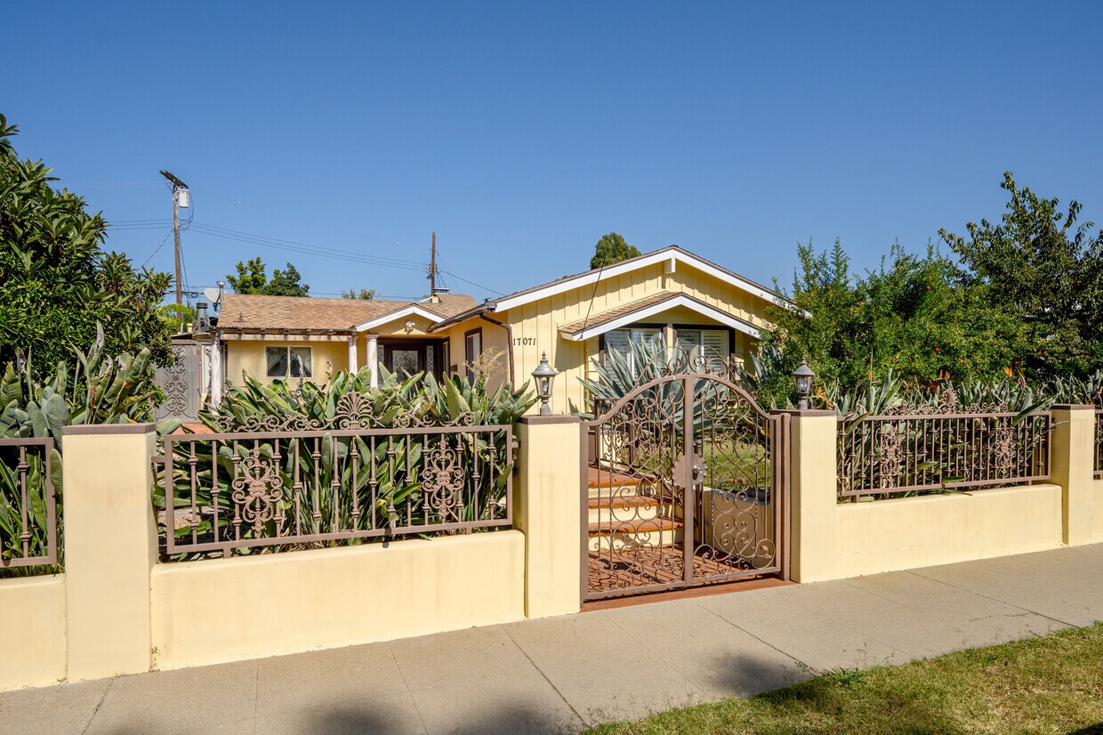 Primary Photo - 17071 San Fernando Mission Blvd
