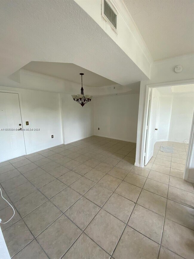 Building Photo - 9300 Fontainebleau Blvd