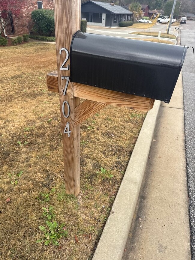 Foto del edificio - Spacious home with carport and garage!