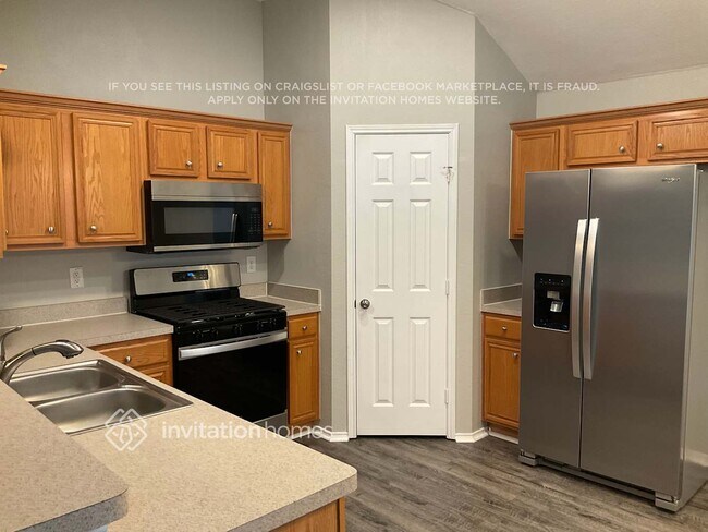 Foto del edificio - 408 Hidden Ridge Dr