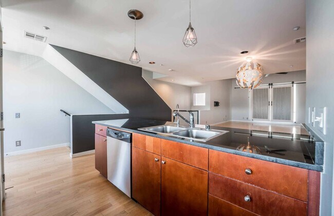 Building Photo - 2/BD 2/BA Rare 3-Story Downtown Rental – S...