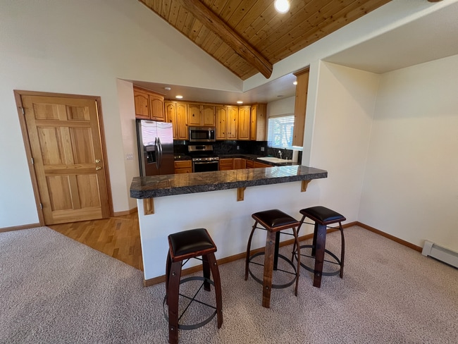 Building Photo - Low Elevation Home Steps From Championship Golf Course