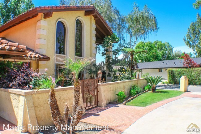 Building Photo - 841 Fairway Dr