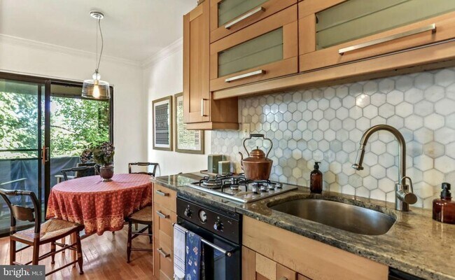 Foto del edificio - 1577 N Colonial Terrace