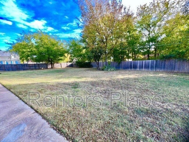 Building Photo - 2233 N Denver Blvd