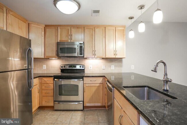 Building Photo - 888 N Quincy St