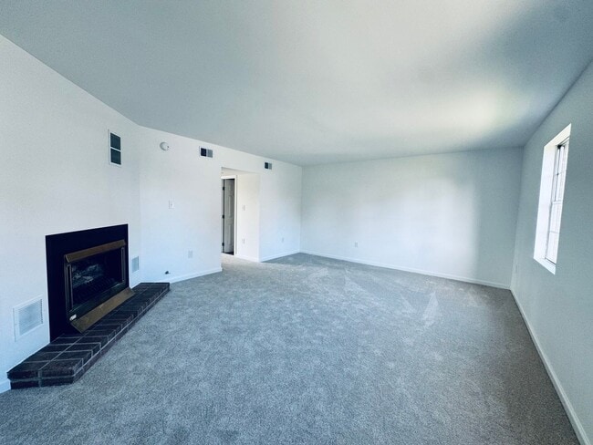 Building Photo - Town House in Three Fountains Community