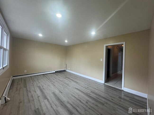 Building Photo - 556 Roosevelt Ave