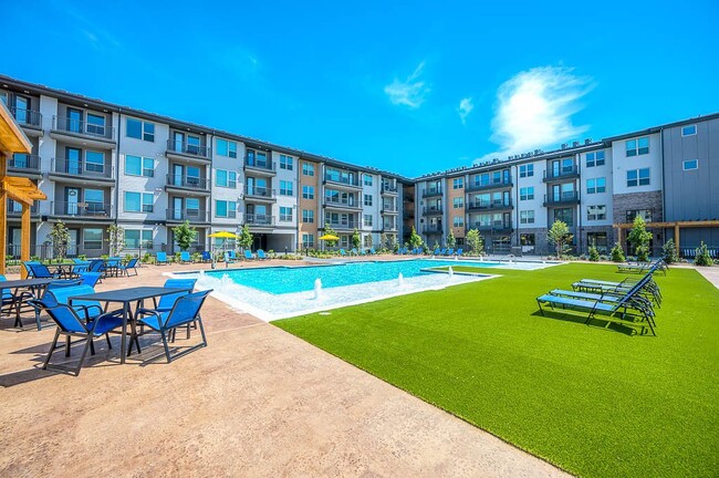 vista a la piscina con un jardín y una piscina con agua - Avasa Spring Branch