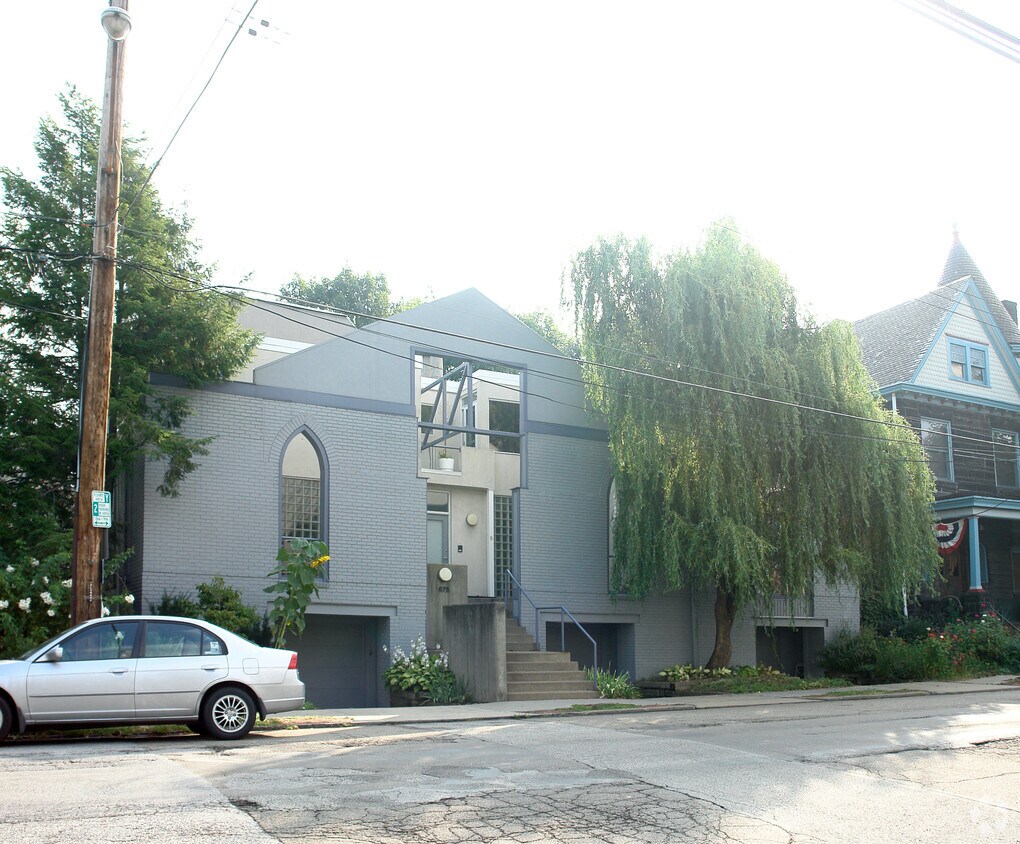 Primary Photo - 675 College St