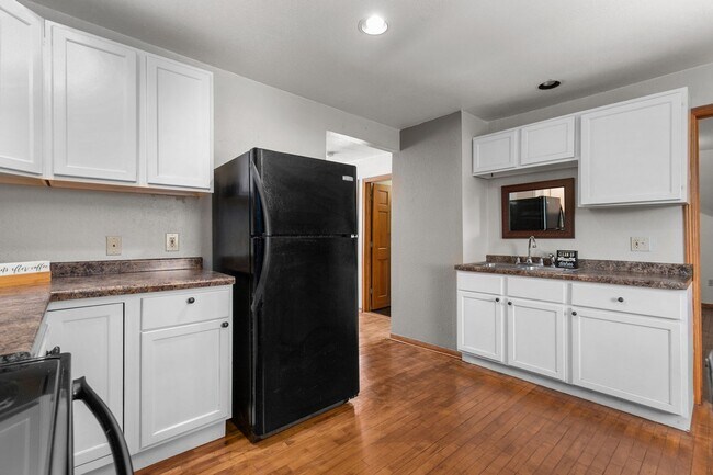 Building Photo - 1412 N Durkee St