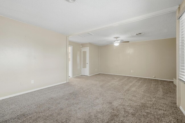 Building Photo - 2358 Glendale Dr