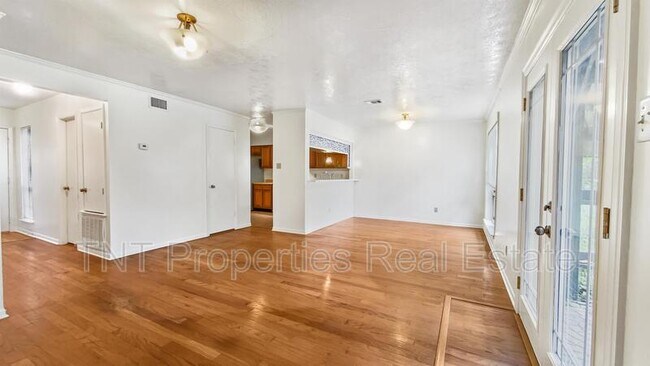 Building Photo - 2803 Oakside Dr