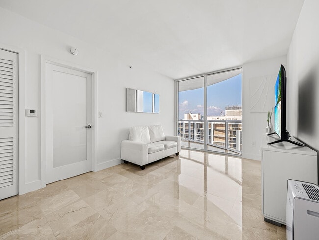 Foto del edificio - 6365 Collins Ave