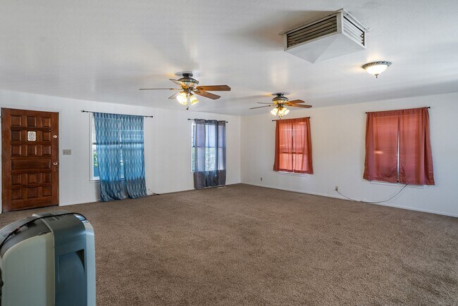 Building Photo - 2 Bed 1 Bath Home