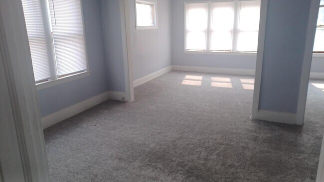 Building Photo - 4305 Sheridan Rd