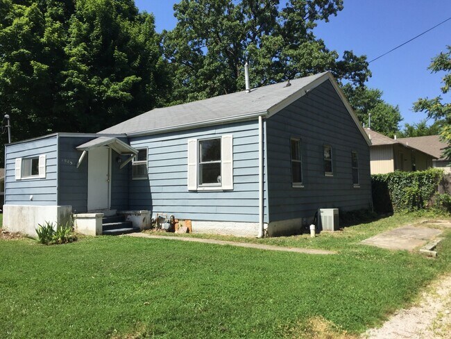 Building Photo - 2 Bedroom 1 Bath with Hardwood Floors! $795