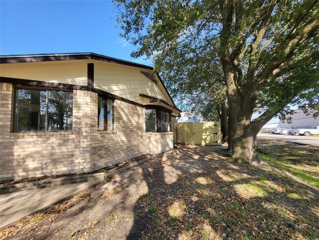 Building Photo - 6402 Skyview Dr