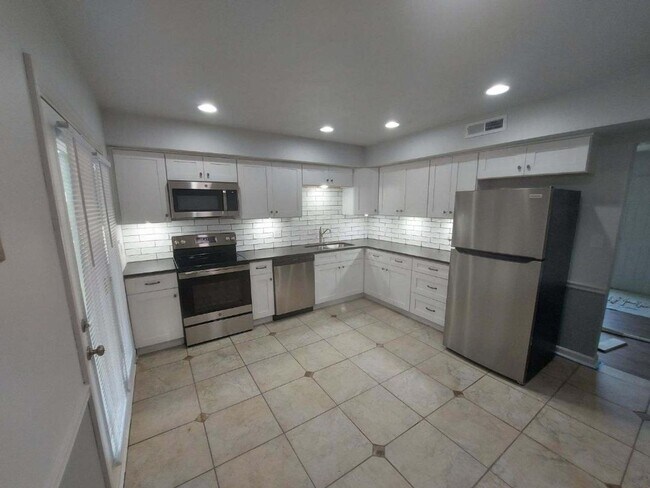 Foto del edificio - 3816 Plantation Rd NE