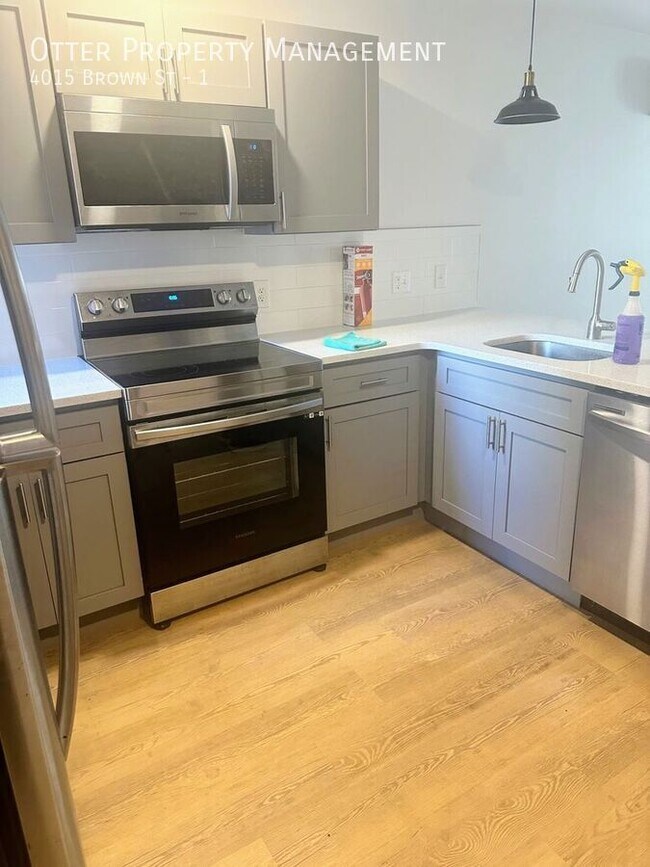 Building Photo - 2BR/1BA Gorgeous Ground Floor Apartment wi...