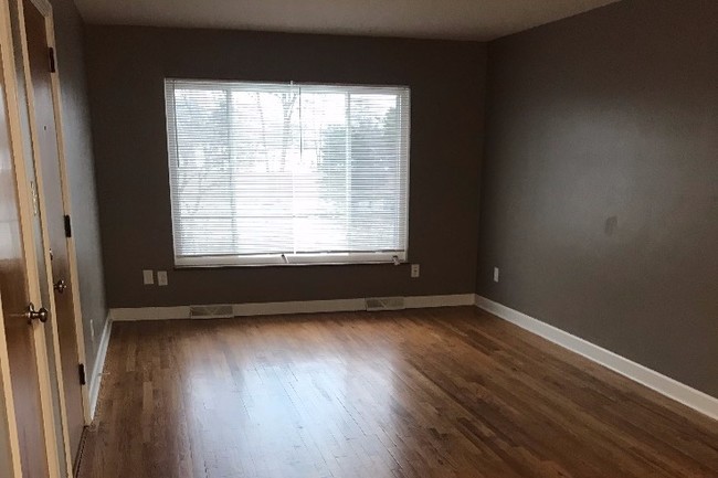 Spacious and bright living room - 19101 Hilliard Blvd