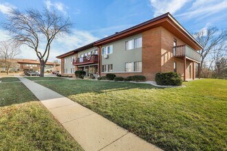 Building Photo - 1156 W Carriage Dr