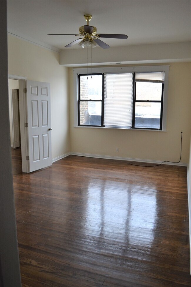 Building Photo - 3257 W Montrose Ave
