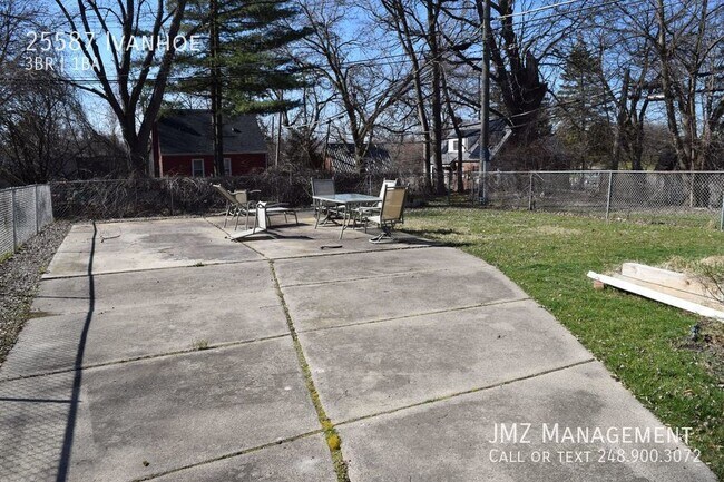 Building Photo - COMPLETELY UPDATED 3 BEDROOM BUNGALOW FOR ...
