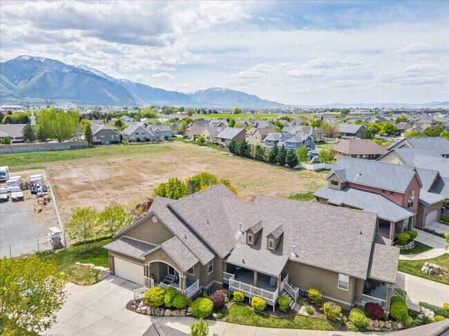 Building Photo - 1747 W Little Willow Cove