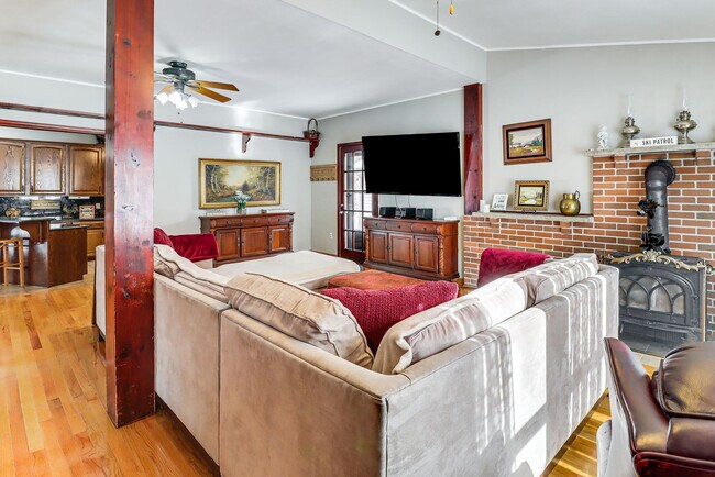Foto del edificio - 353 Cherry Lane Rd