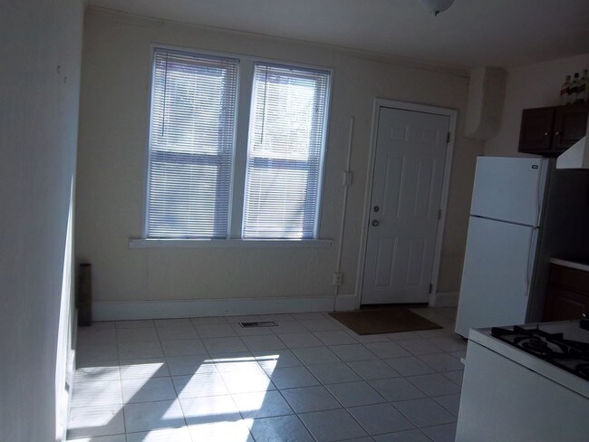 Building Photo - 3 br, 1 bath Apartment - 346 ICE AVENUE