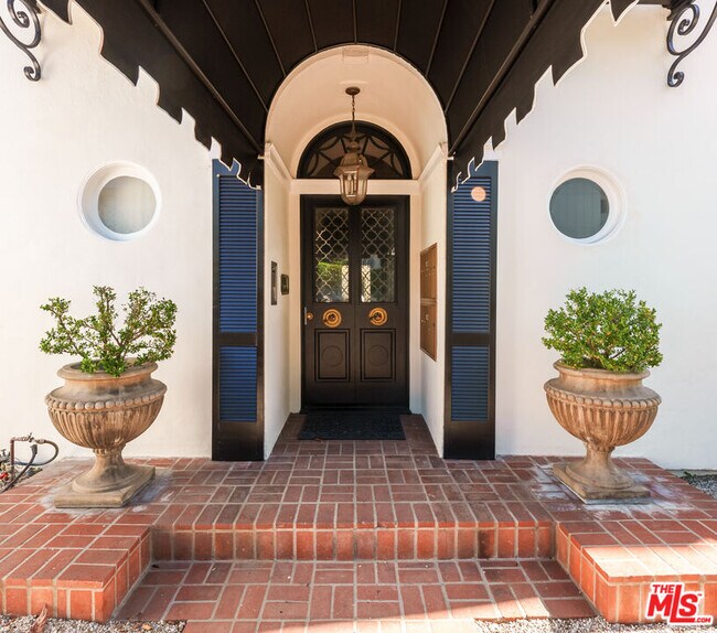 Building Photo - 1014 N Doheny Dr