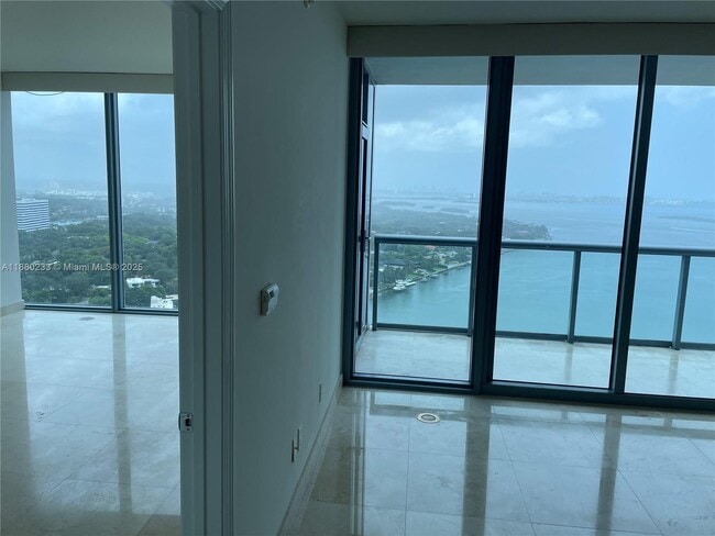 Foto del edificio - 601 NE 36th St
