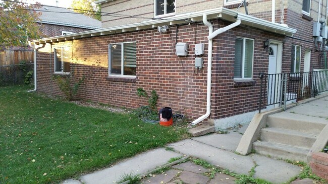 Building Photo - SUPER CUTE 1 BDRM IN DUPLEX HOME IN SLOAN'...
