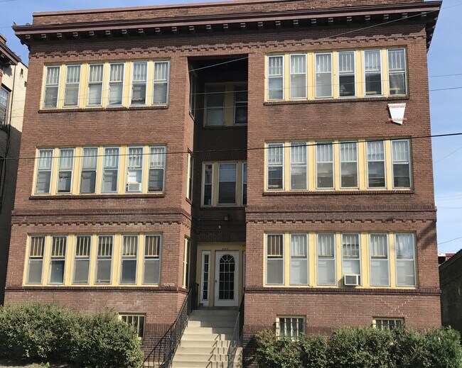 Building Photo - 712 W Franklin Ave