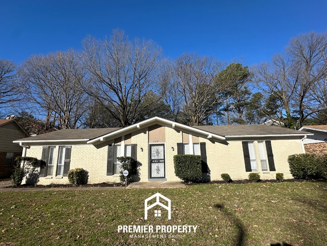 Charming 3BR Memphis Home | Rustic Brick Fireplace, Formal Dining & Fenced Backyard - Charming 3BR Memphis Home | Rustic Brick Fireplace, Formal Dining & Fenced Backyard