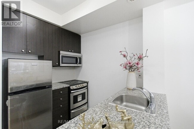 Building Photo - 19 Coneflower Cres