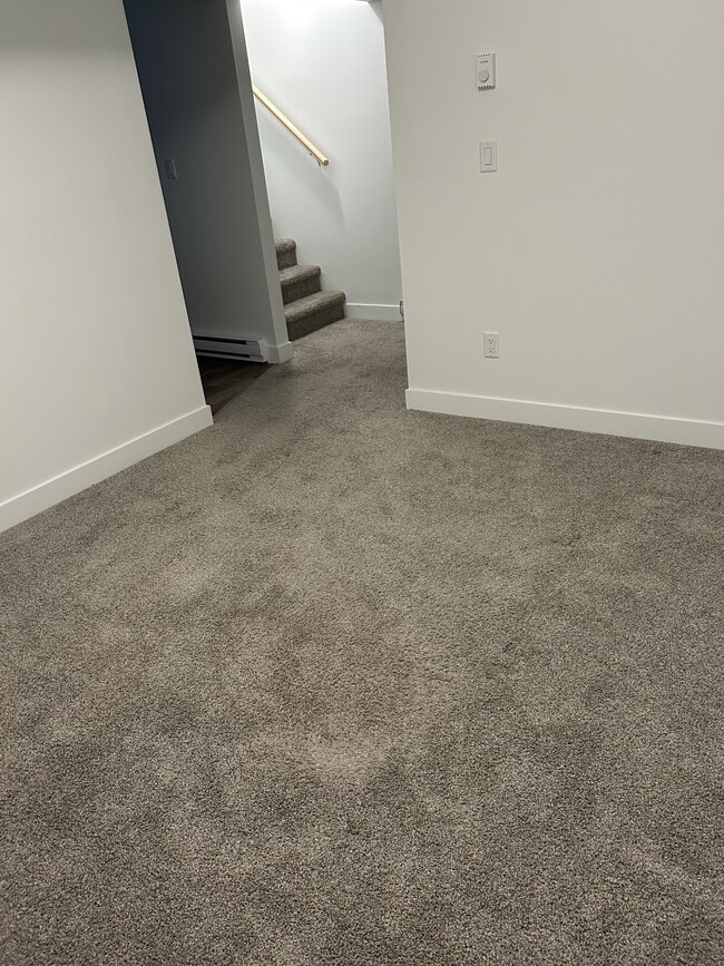 Building Photo - 6404-6119 119 Ave