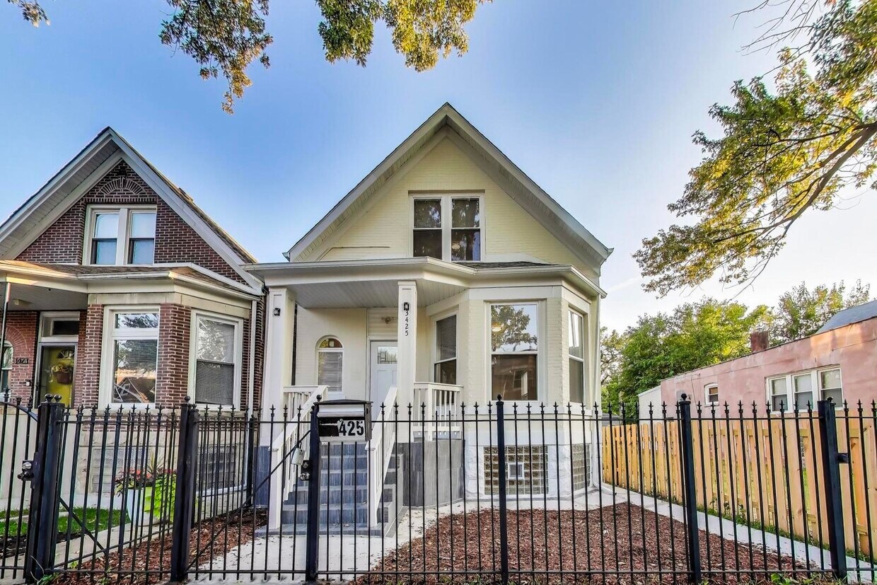 Foto principal - 3425 W Carroll Ave