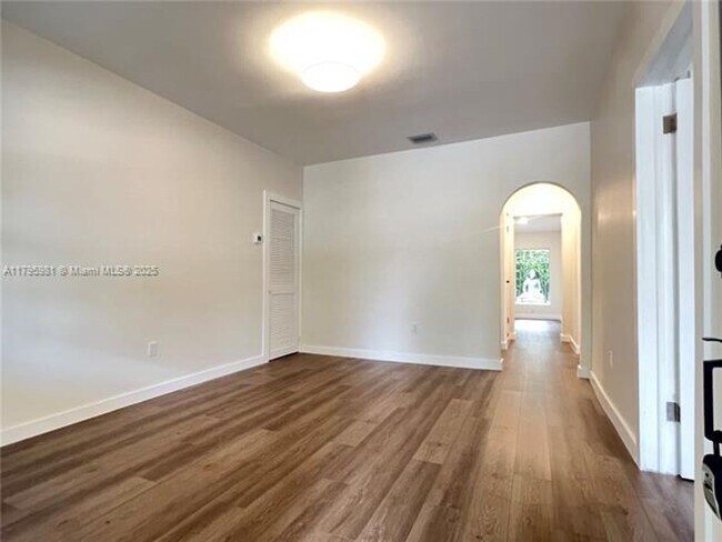 Foto del edificio - 315 NE 110th St