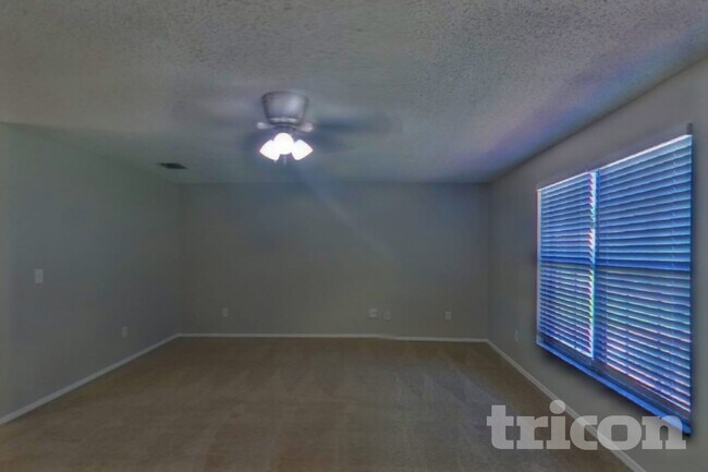 Foto del edificio - 2718 Pinewood Blvd N