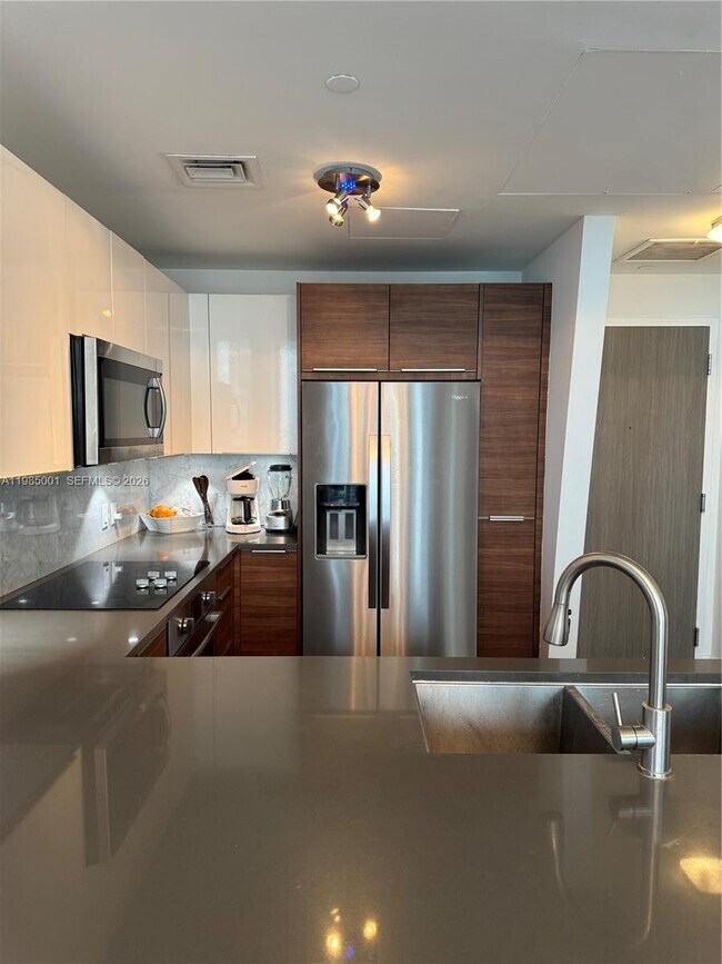 Foto del edificio - 601 NE 27th St
