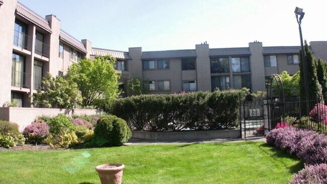 Foto del edificio - 2-bedroom, 2-bath Condo in Northgate. 2 pa...