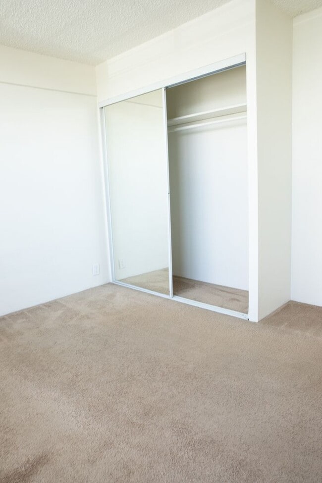 Building Photo - 2 BR/ 1 Bath Low- rise Apartment